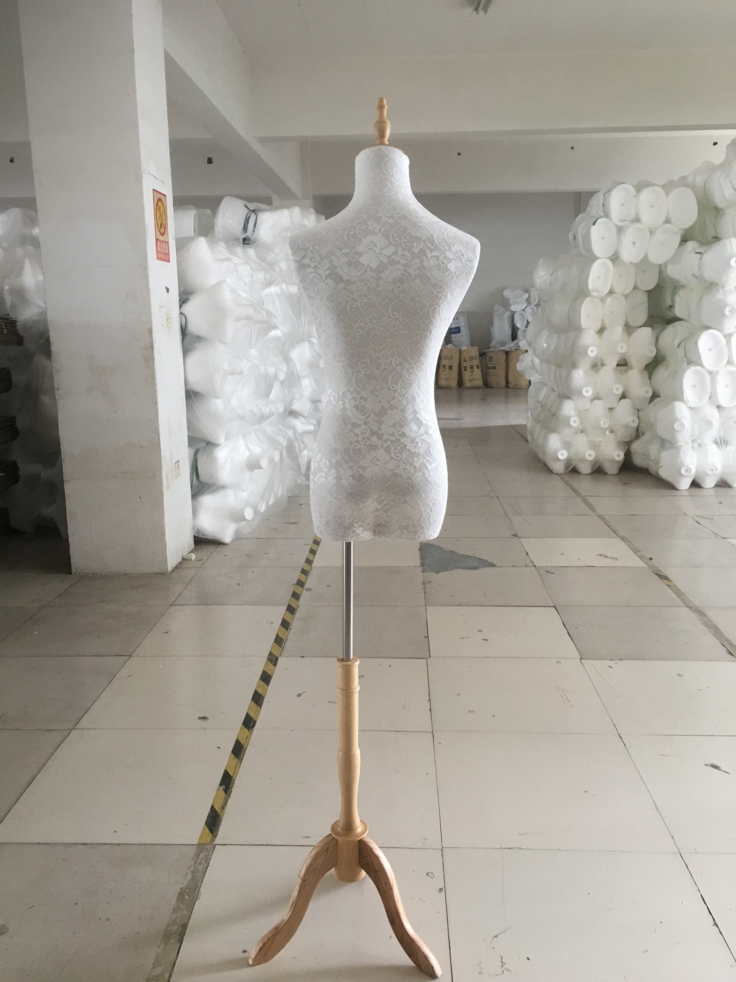 Mannequin Buste Couture Femme Luxe Taille 36/38 En Bois Blanc Avec Trépied - The Shopfitting Shop