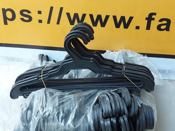 ADULT SIZE ADULT PLASTIC HANGER BLACK SOLDBY 288PCS-2GROSS